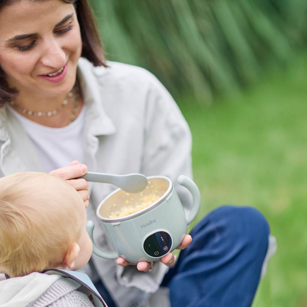 Mamá da de comer al bebé con Pappa'n'Go